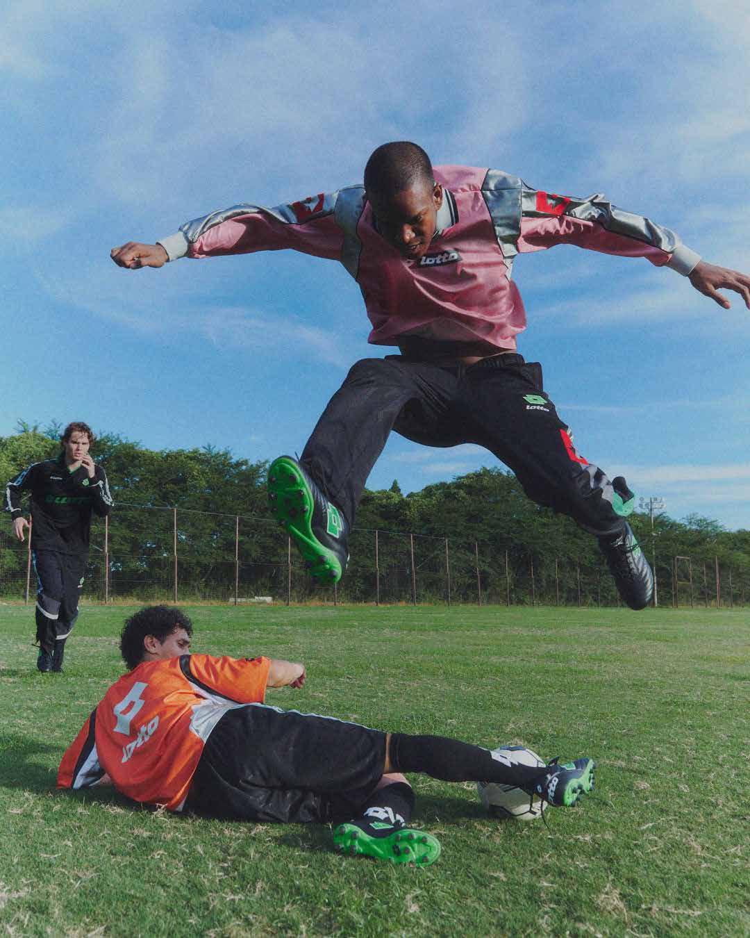 ジャージで滑り込む選手とジャンプして突破する選手